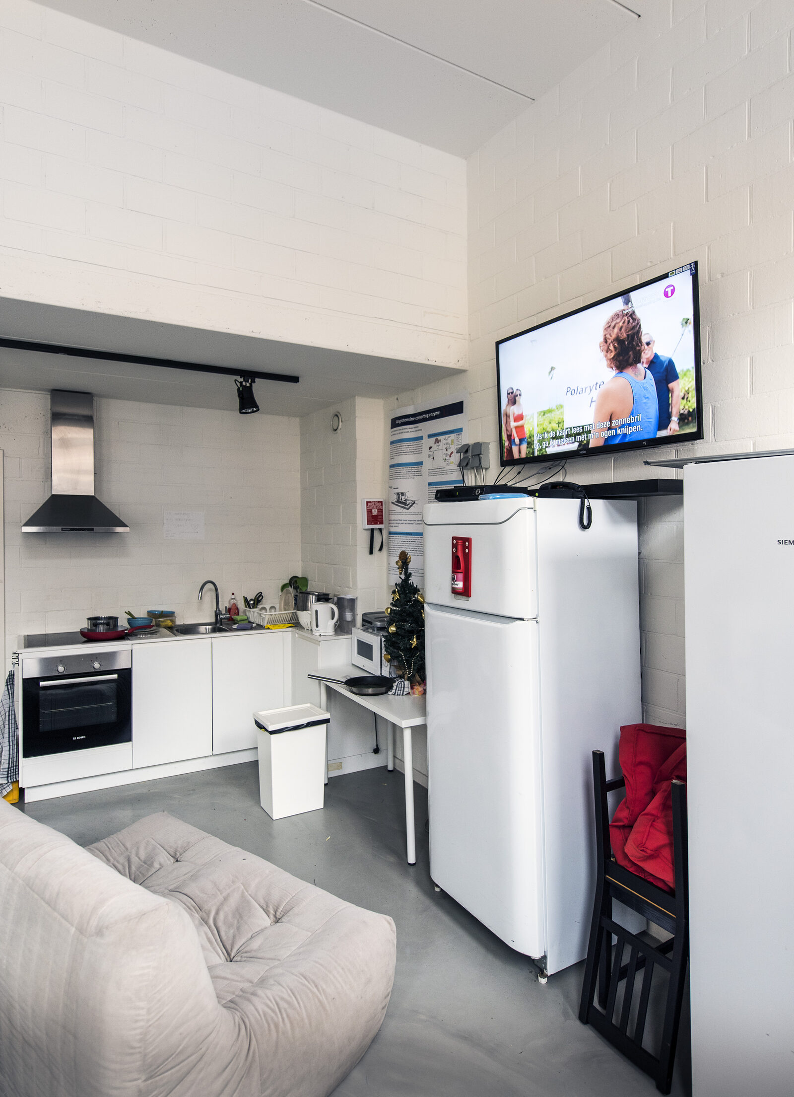 The fully equipped kitchen